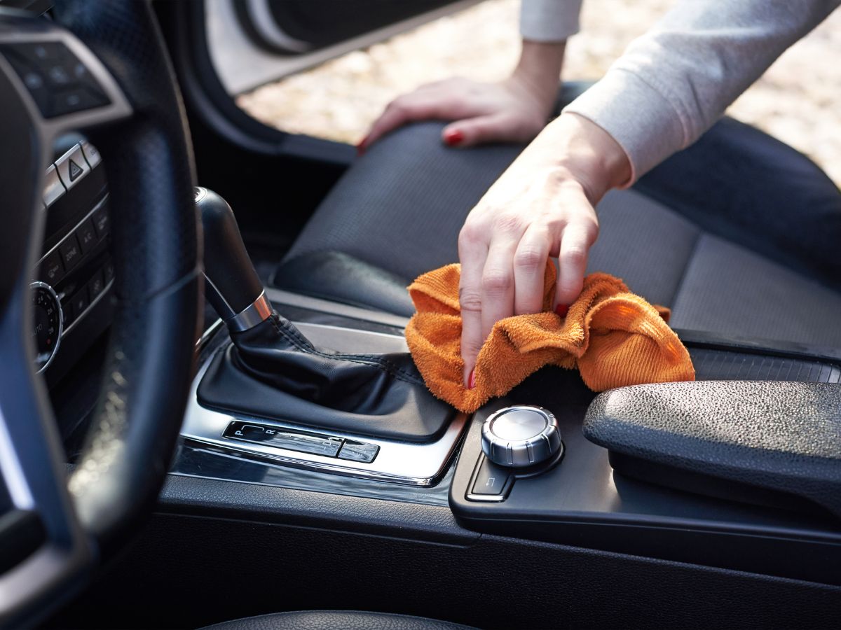 profesjonalne środki do czyszczenia wnętrza samochodu